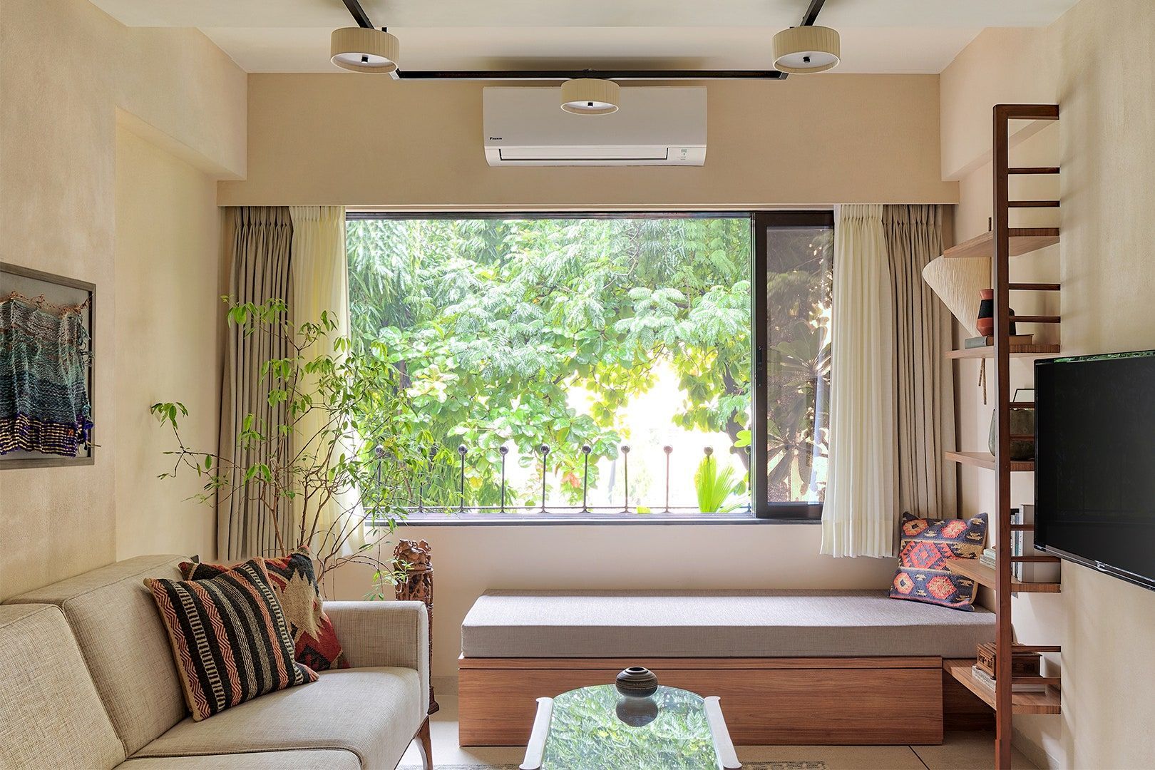 Small Space Hacks: Maximize Your Apartment